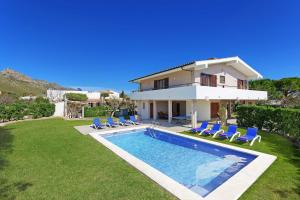 eine Villa mit einem Swimmingpool vor einem Haus in der Unterkunft Villa Animeta in Pollença