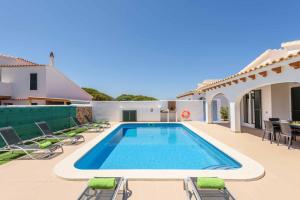 アス・マルカダルにあるVilla Anabelの椅子と家のある庭のスイミングプール