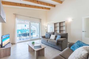 アス・マルカダルにあるVilla Anabelのソファ、テレビ、テーブルのあるリビングルーム