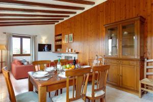 eine Küche und ein Esszimmer mit Tisch und Stühlen in der Unterkunft Villa Animeta in Pollença + 4 Fotos