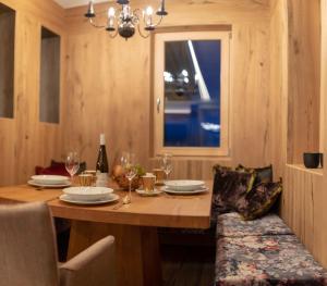 Posezení v ubytování Appartement Zillertal Klee mit Restaurant KleemenTine