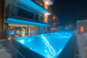 Bazén v ubytování Appartement Zillertal Klee mit Restaurant KleemenTine nebo v jeho okolí