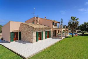 a large house with a lawn in front of it at Villa Deu Quarterades in Santanyi