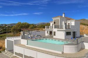 Casa blanca grande con piscina en Villa Iris en Frigiliana