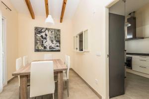 アス・マルカダルにあるVilla Alanaのテーブルと椅子のあるキッチンとダイニングルーム