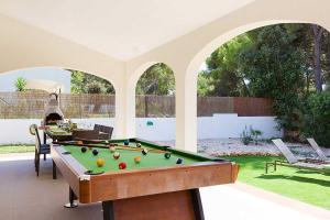 una mesa de billar en una habitación con una mesa de billar en Villa Son Gaieta, en Cala Galdana