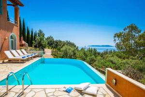 een zwembad in een villa met uitzicht op de oceaan bij Villa Agapi in Sivota