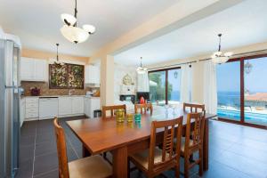uma cozinha e sala de jantar com mesa e cadeiras em Villa Segounia em Skinária