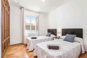 Postel nebo postele na pokoji v ubytování Villa Oratge + 13 fotografií