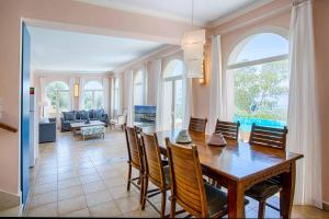 een eetkamer en woonkamer met een tafel en stoelen bij Villa Agapi in Sivota