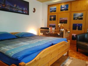 1 dormitorio con cama de madera y osito de peluche en Haus Stammecke, en Winterberg