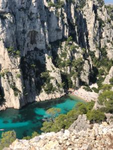- une vue sur une plage située dans un canyon dans l'établissement Appartement Centre ville Cassis, à Cassis 12 autres photos