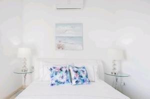 ポルト・ラフティにあるVilla Coralの白いベッドルーム(ランプ2つ付きのベッド1台付)