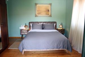 アギオス・ニコラオスにあるFlamouriaの青い壁のベッドルーム1室(大型ベッド1台付)