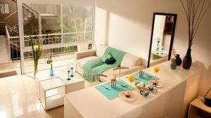 布宜諾斯艾利斯的住宿－蘇荷普安酒店，客厅配有桌子和沙发