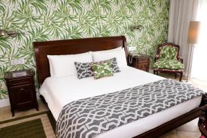 Un pat sau paturi într-o cameră la Coco Palm