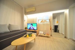 Televízia a/alebo spoločenská miestnosť v ubytovaní Yeonnam Minbak