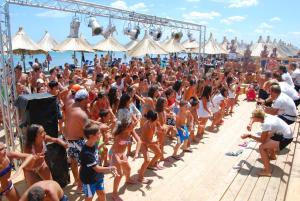 una gran multitud de personas de pie en una playa en African Beach Hotel-Residence, en Manfredonia