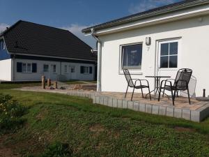 a patio with chairs and a table in front of a house at Altefähr in Altefähr