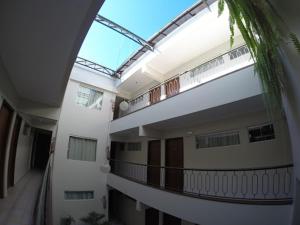uma vista para um edifício com uma clarabóia em Hotel Ricardi Express em Cascavel