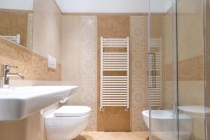 une salle de bain avec un lavabo, des toilettes et une douche dans l'établissement Doge's House, à Venise 24 autres photos