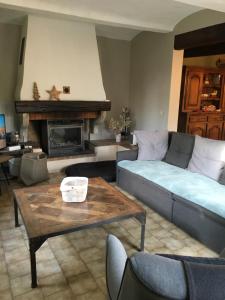 een woonkamer met een bank en een tafel bij Gîte la Mirmandelle in Mirmande