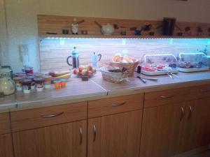 eine Küchentheke mit Obst und Gemüse darauf in der Unterkunft JaNettes Gästehaus in Bad Doberan