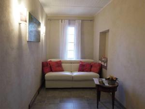 a living room with a couch and a window at Couleur Lavande in Le Thor