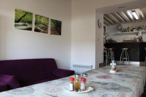 uma sala de estar com uma mesa e um sofá em Albergue Vive tu Camino em Reliegos