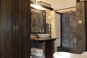 Ένα μπάνιο στο The Begnas Lake Resort & Villas