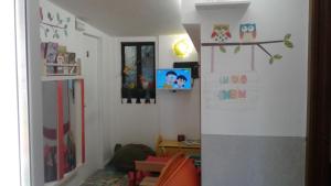 sala de estar con TV en la pared en GreenColors Hotel, en Campalto