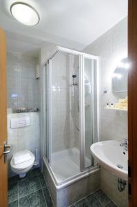 Koupelna v ubytování Zum Handtuch + 27 fotografií