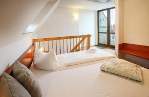 1 cama blanca grande en una habitación con ventana en Zum Handtuch, en Bautzen
