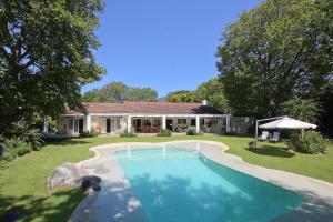 una piscina nel cortile di una casa di Beluga of Constantia Guest House a Città del Capo