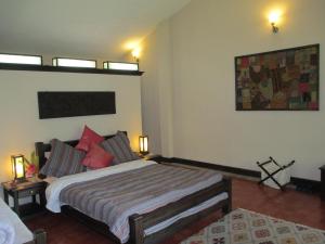 Ένα ή περισσότερα κρεβάτια σε δωμάτιο στο The Begnas Lake Resort & Villas