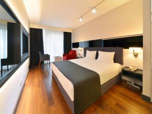 Kama o mga kama sa kuwarto sa Nish İstanbul Suites & Hotel