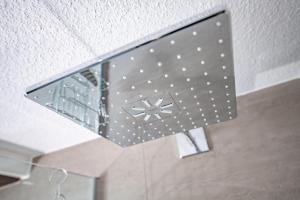 una luce sul soffitto di una camera di Ganze Wohnung in Bad Buchau am Federsee a Bad Buchau