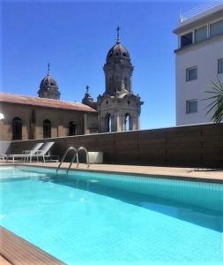 uma grande piscina em frente a um edifício em Salto Hotel y Casino em Salto