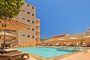 Bazén v ubytování Socrates Hotel Apartments nebo v jeho okolí