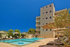 Bazén v ubytování Socrates Hotel Apartments nebo v jeho okolí
