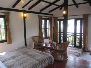 Ένα ή περισσότερα κρεβάτια σε δωμάτιο στο The Begnas Lake Resort & Villas