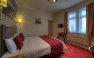 Postel nebo postele na pokoji v ubytování Royal Inn