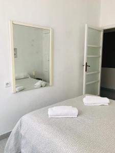 バレンシアにあるApartamento Franciscoの白い部屋(ベッド1台、鏡付)