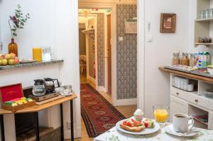 una cocina con una mesa con comida. en Wasa Park Hotel, en Estocolmo