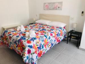 バレンシアにあるApartamento Franciscoのベッドルーム1室(花柄のベッドカバー付)