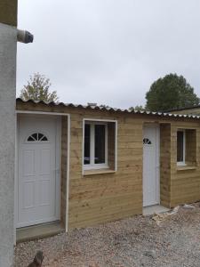 twee garagedeuren en ramen op een gebouw bij Iago Lodge in Beauvais