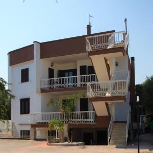 un edificio con escaleras y balcones. en La Dimora Accommodation, en Bari