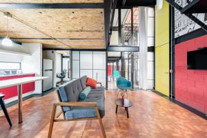 TV a/nebo společenská místnost v ubytování Cozy Loft with Balcony