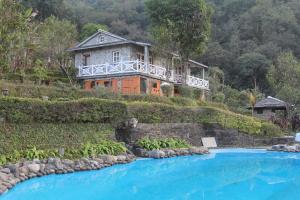 Bazén v ubytování The Begnas Lake Resort & Villas nebo v jeho okolí