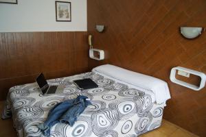 Postel nebo postele na pokoji v ubytování Hostal Sanmar